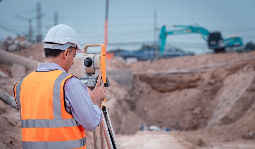 Surveyor,Engineers,Wearing,Safety,Uniform,,helmet,And,Radio,Communication,With